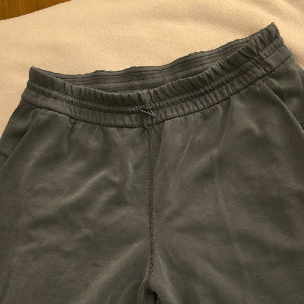 Lululemon Softstreme High-Rise Pant
Regular Dark Ash Green